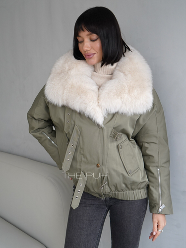 Укороченная парка в цвете хаки с белым меховым воротником