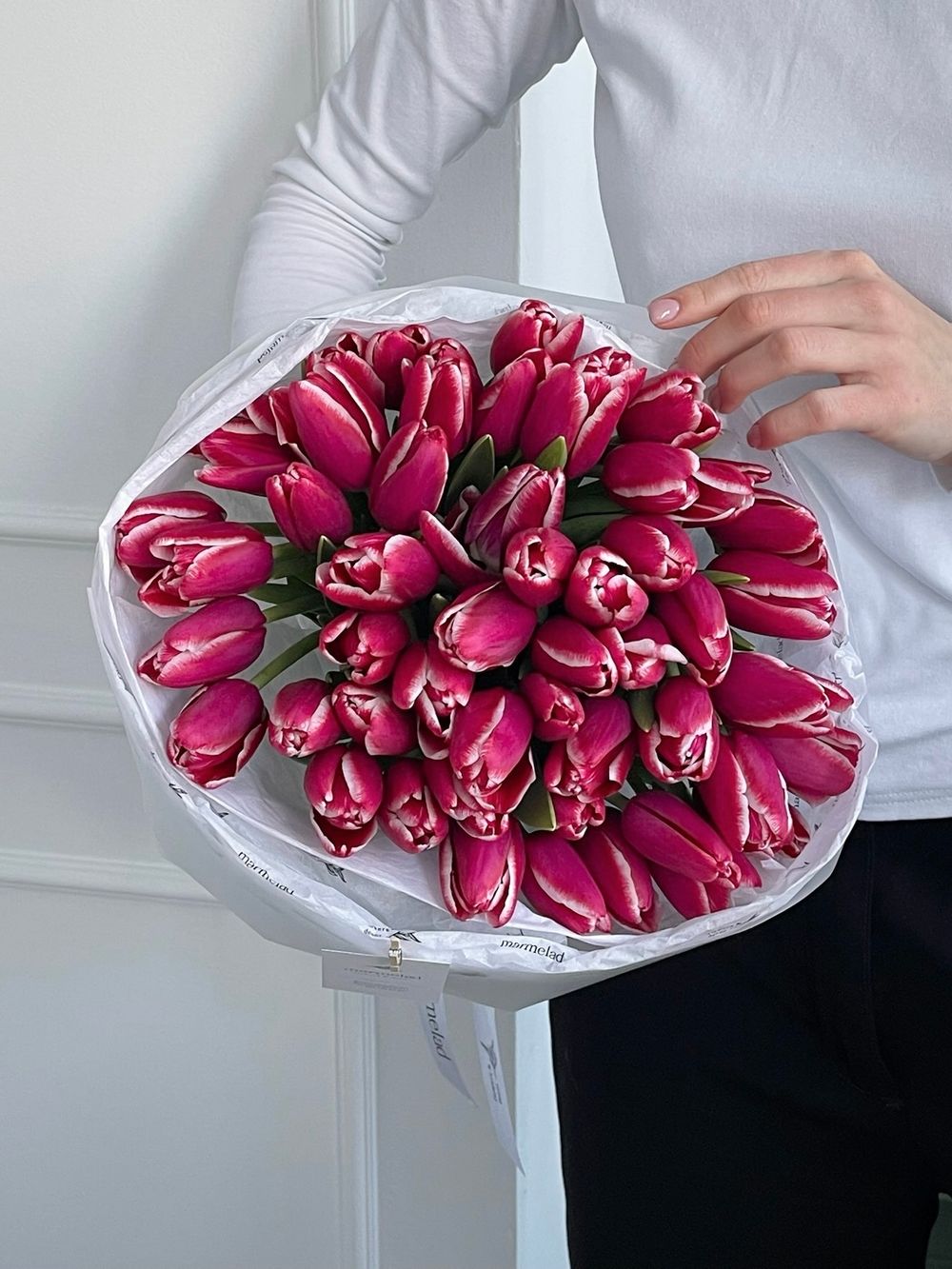 Букет из 51 малиново-белых тюльпанов - нет в наличии