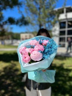 Букет из 7 пионов с солидаго