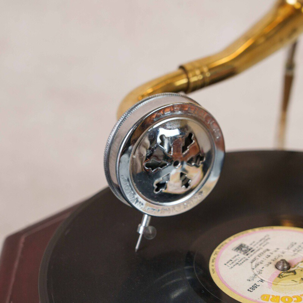 Граммофон с всадниками