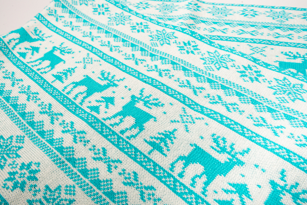 Вязаный шарф бело-бирюзовый с карельскими узорами