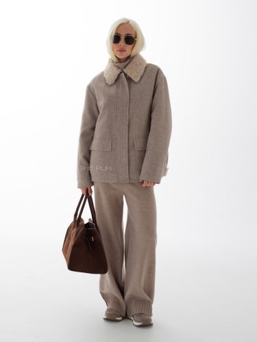 Бежевая куртка в елочку с меховым воротником