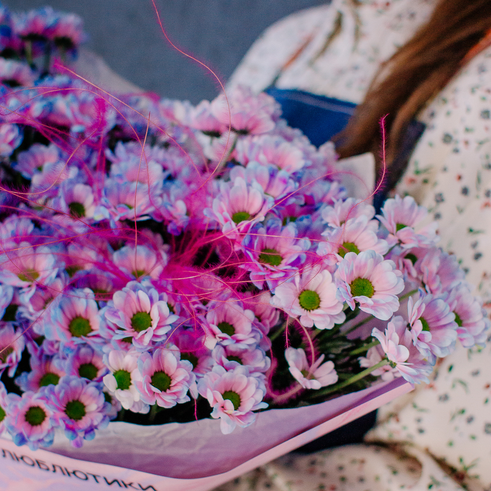 141. Стойкий необычный букет из двуцветной сантини