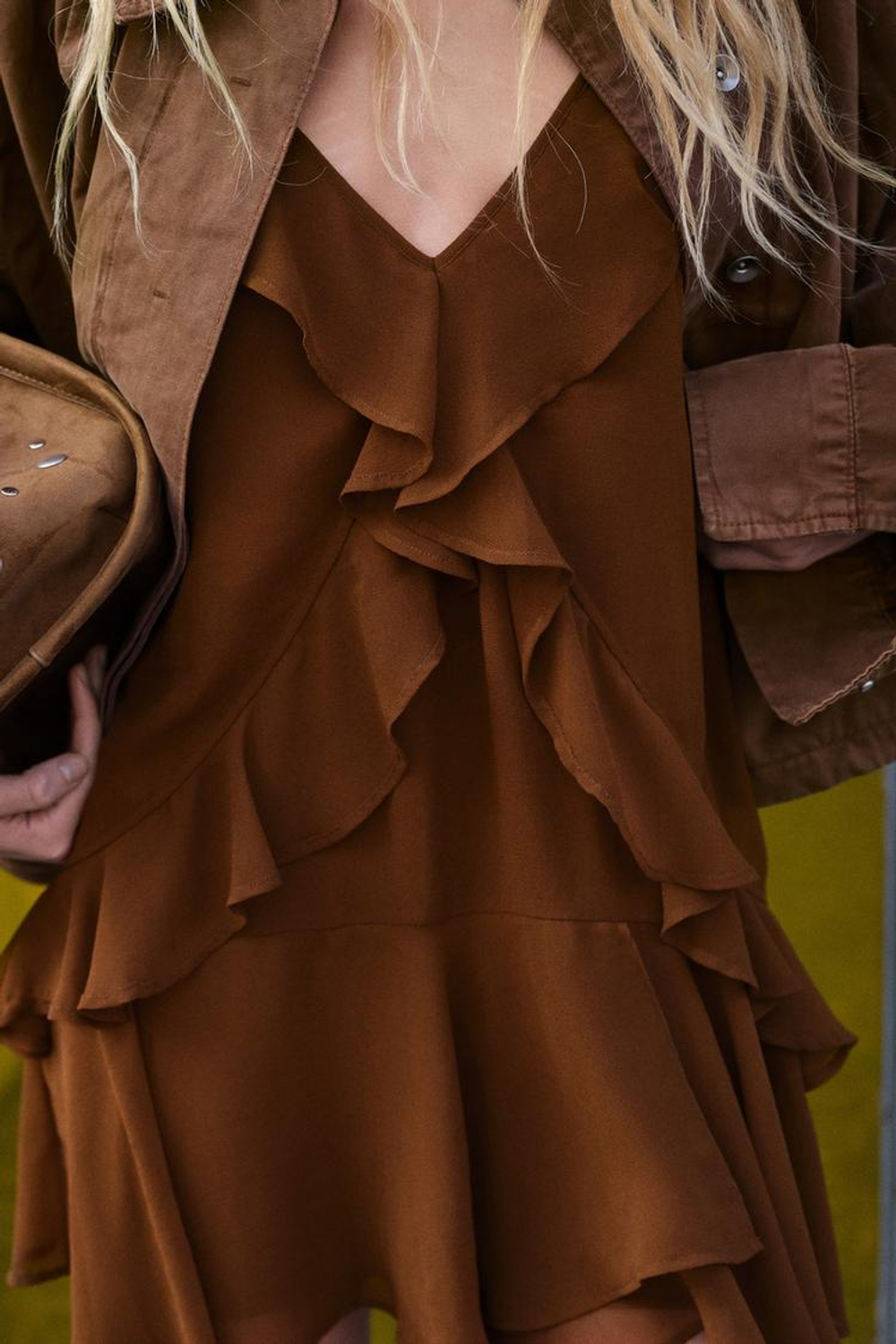 ZARA КОРОТКОЕ ПЛАТЬЕ С ВОЛАНАМИ, ШОКОЛАДНЫЙ