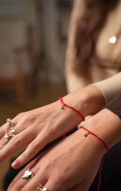 Амулет-браслет "Красная нить и капля серебра" на желание