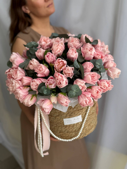 Пионовидные нежно-розовые тюльпаны премиум сорта и эвкалипт в элегантной корзине от Флора Маркет