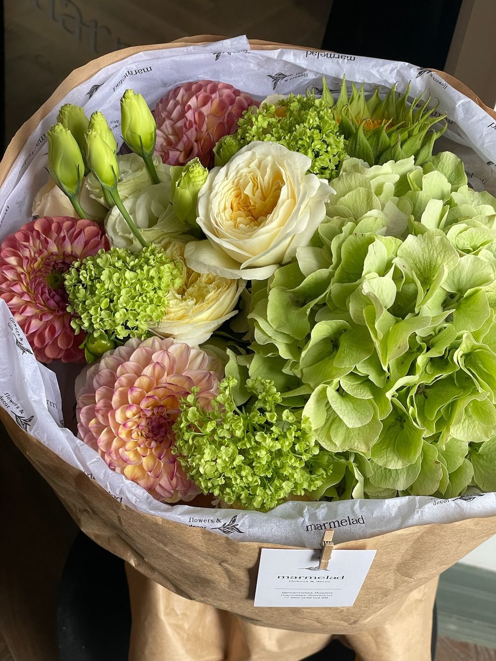 Букет сборный из гортензии, кустовых пионовидных роз, вибурнума и георгин