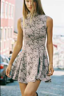 ZARA КОРОТКОЕ ЖАККАРДОВОЕ ПЛАТЬЕ, БЕЖЕВЫЙ