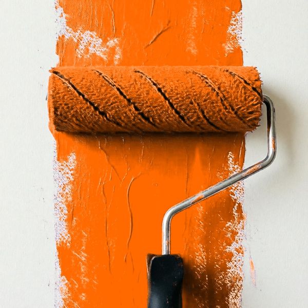 Композитные панели 3 и 4 мм в корпоративном цвете Петрович (Pantone 1585 C) для объектов в России
