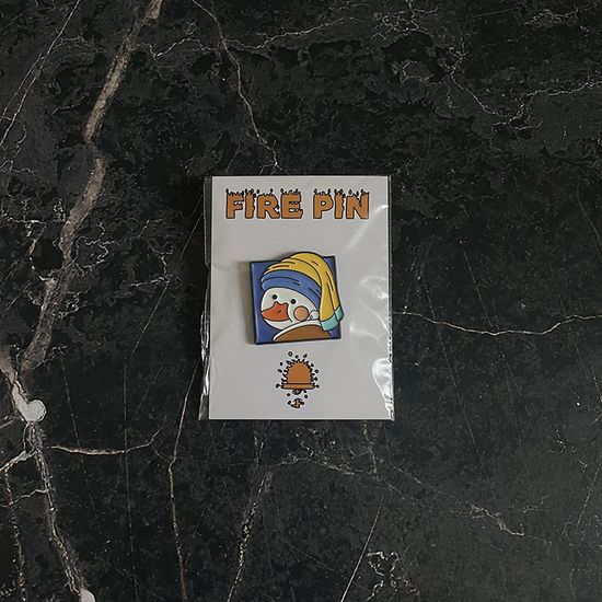 Значок металлический на одежду/Пин. Утка с жемчужной сережкой