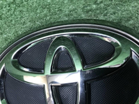 Эмблема решетки радиатора Toyota Fortuner 2 15-нв
