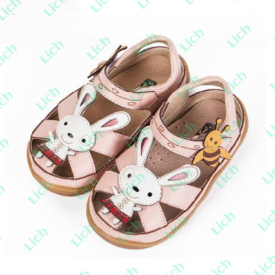 Сандалии однотонные на липучке с аппликациями кролика и пчелы