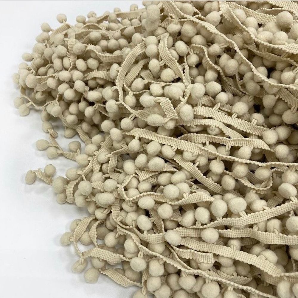 Тесьма с помпонами, цвет Бежевый