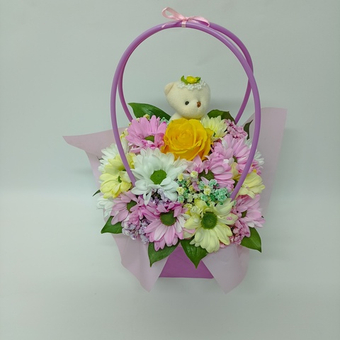 Композиция из розы, хризантемы и гипсофилы Цветы в сумочке с игрушкой 7