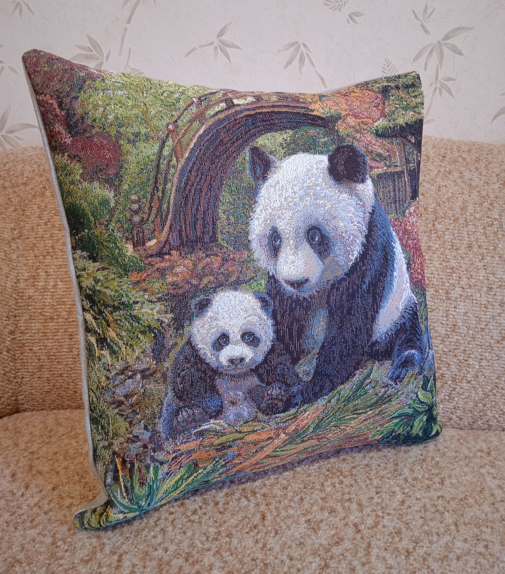Декоративный гобеленовый чехол Панды 47х47