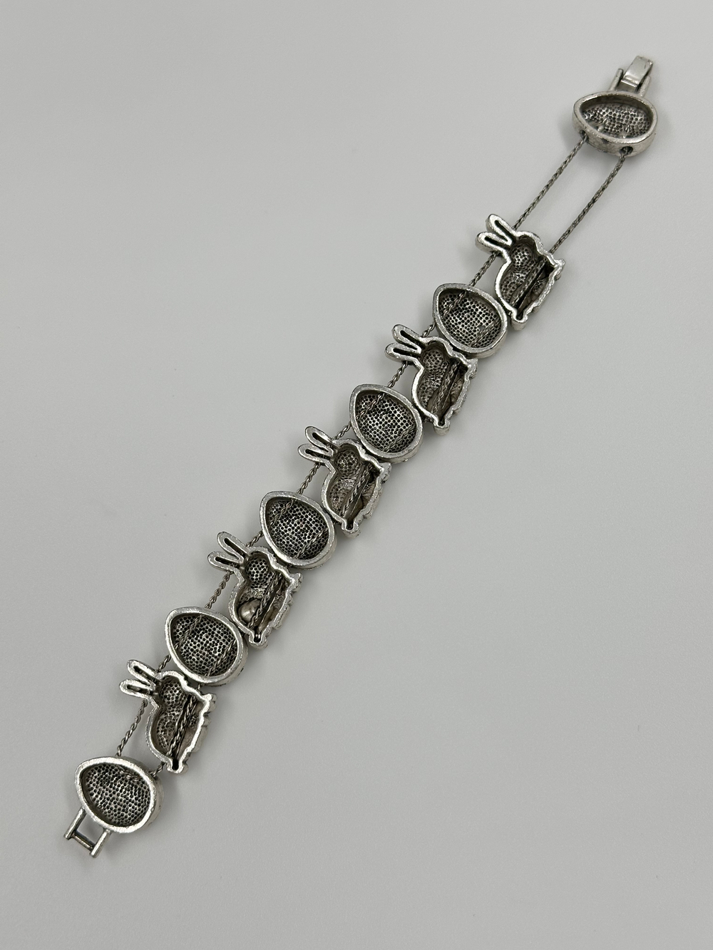 Браслет Пасхальные кролики в серебряном цвете