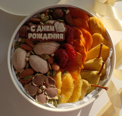 Коробка с орехами и сухофрутами