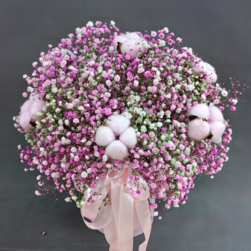 Шляпная коробка с гипсофилой и хлопком