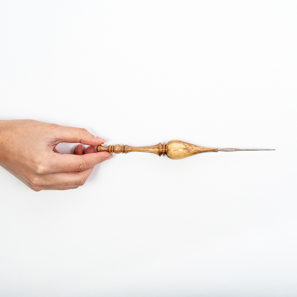 Железный крючок для вязания с деревянной ручкой из рябиной размером 2.0 мм. K136