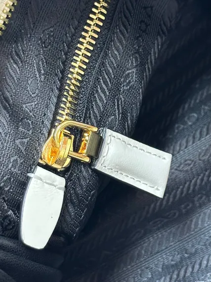 Кожаная средняя сумка Prada Bonnie белый