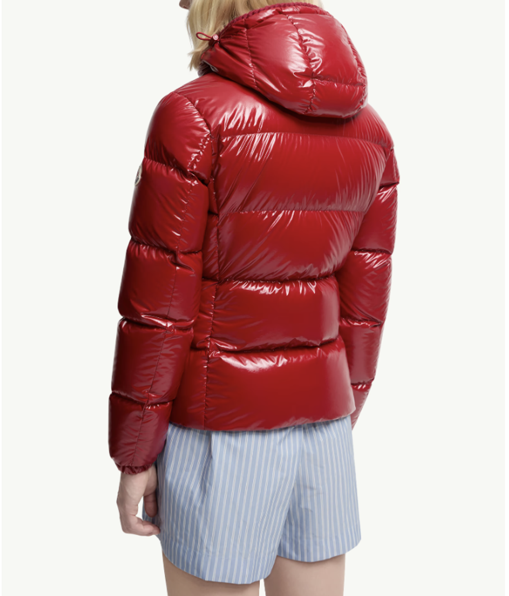 Женская короткая куртка Moncler Glareins с капюшоном и декоративной отделкой | Глянцевая, красная, утеплённая пухом