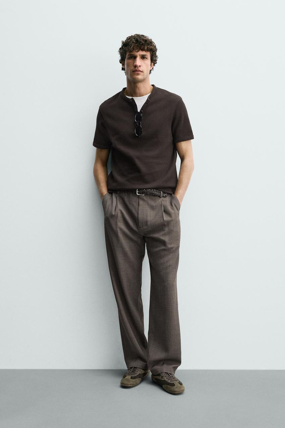 ZARA ФУТБОЛКА ИЗ РЕЛЬЕФНОЙ ТКАНИ С ВОРОТНИКОМ НА ПУГОВИЦАХ, ШОКОЛАДНЫЙ