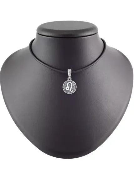 Фото кулон Лев знак зодиака из серебра, вид на постаменте.