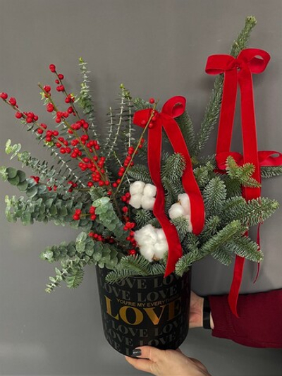 Композиция из нобилиса с илексом и хлопком