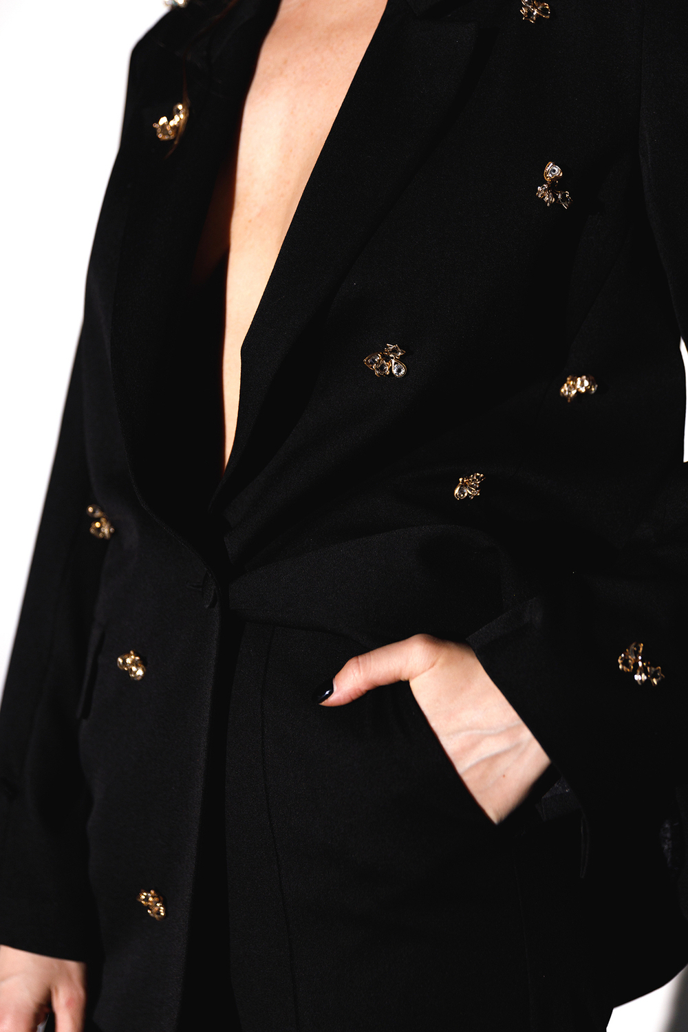 Пиджак однобортный в черном оттенке с оригинальной отделкой