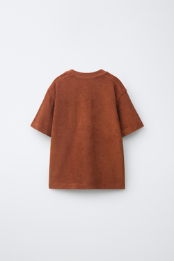 ZARA КОМПЛЕКТ ИЗ ФУТБОЛКИ И ШОРТ В ПОЛОСКУ С ЭФФЕКТОМ МАХРЫ, ТАБАЧНЫЙ