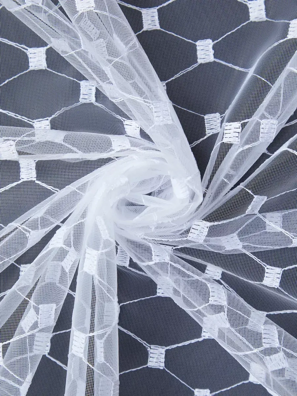 Тюль сетка белая с вышитым рисунком 300x250