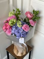 Букет сборный из гортензии, кустовых пионовидных роз, вибурнума и диантусов