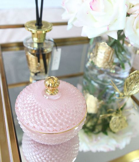 Букет пионов, круглая розовая свеча Арт-деко с кисточкой, Cote Noire