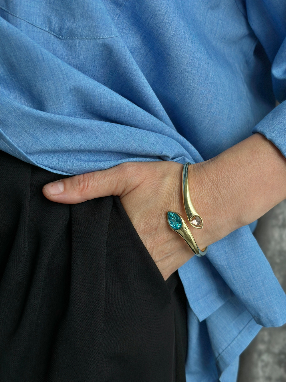 Браслет кафф "Капли" с голубым и персиковым кристаллами, оттенок золото