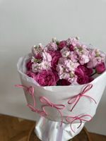 Букет из яркой кустовой пионовидной розы и маттиолы