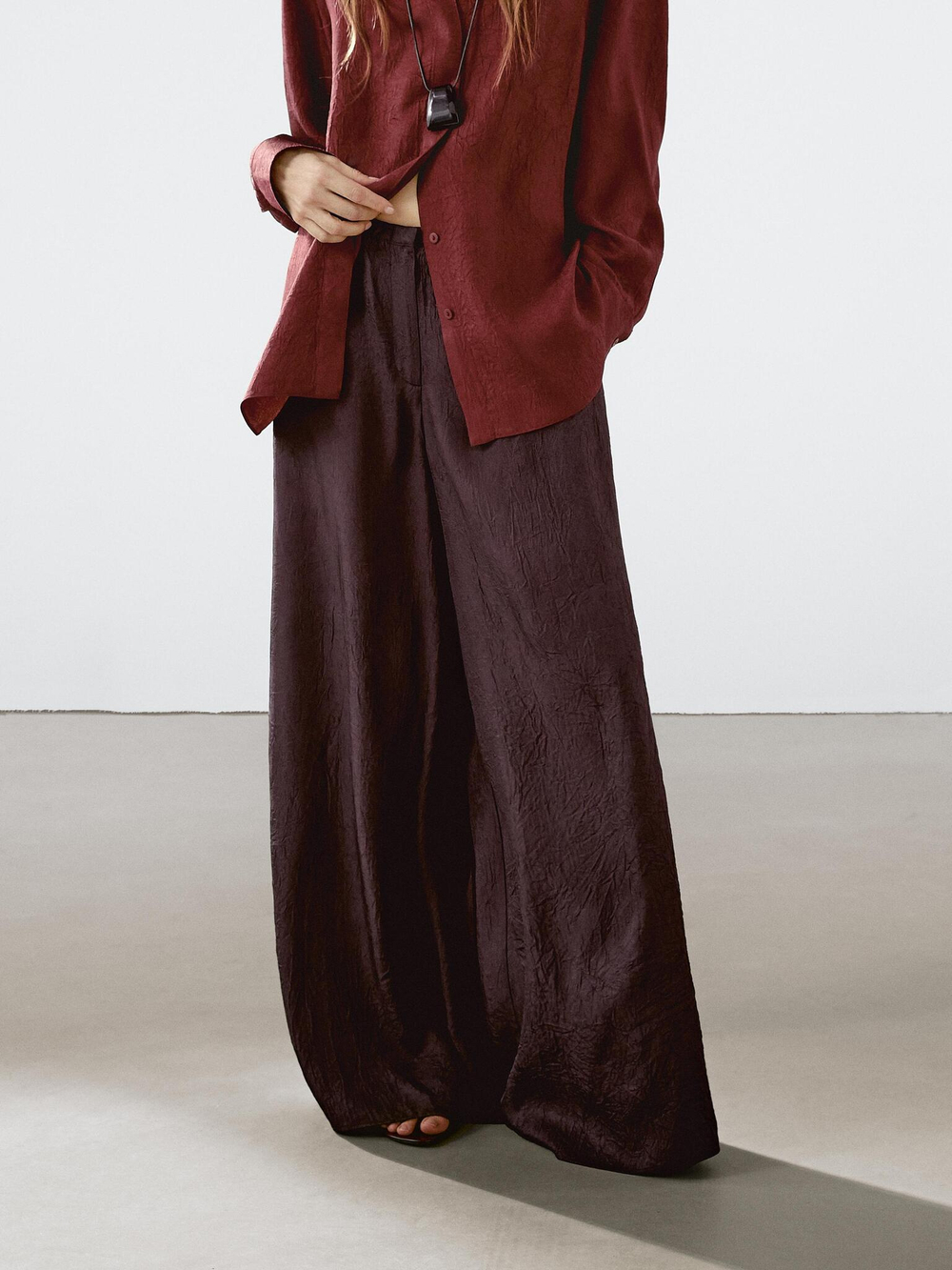 Massimo Dutti Струящиеся брюки из жатой ткани, бургундский