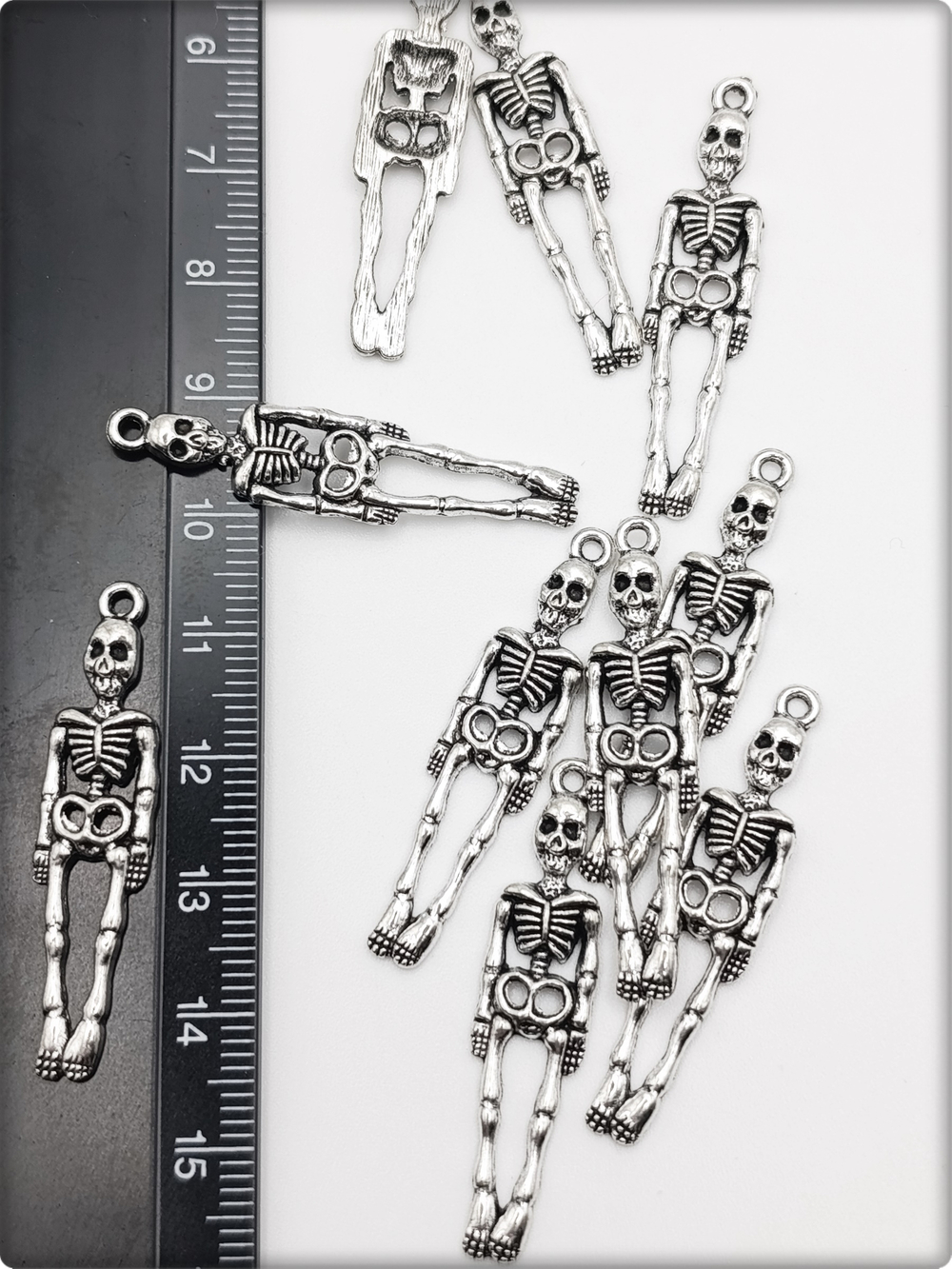 Подвески для рукоделия "Скелеты" серебристые.