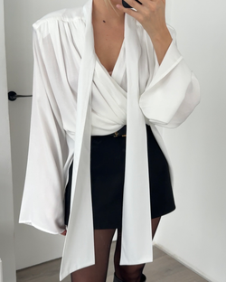 Блуза удлинённая с подплечниками и шарфом