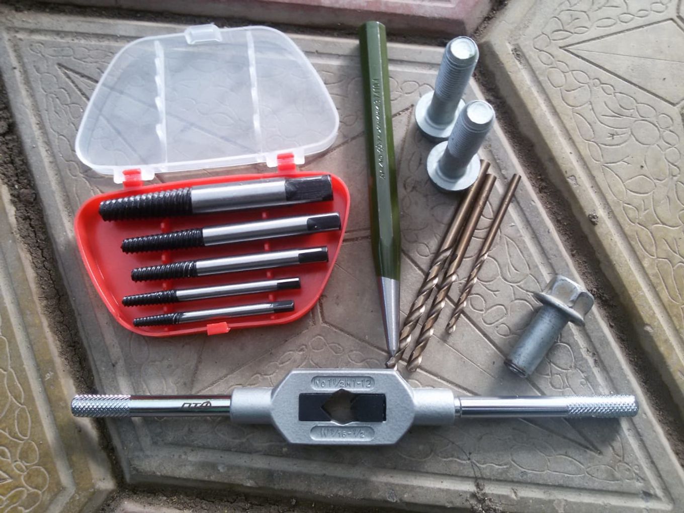 Восстановление резьбы. Ввертыш для тормозного цилиндра. Свечная резьба на ваз 2114. Приспособление для выкручивания обломанных свечей зажигания. Экстрактор сантехнический для вывертывания резьб.