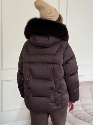 Короткий шоколадный пуховик с мехом лисы