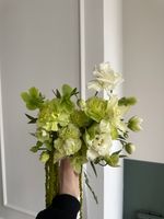 Свадебный букет диантусов, лизиантуса, хелеборуса и амаранта