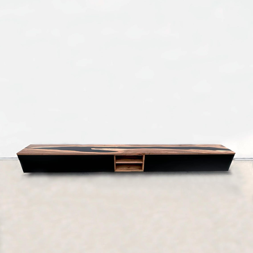 Настенная медиа-консоль из европейского ореха и черной смолы