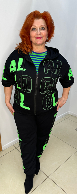 Яркий, спортивный костюм с неоново-салатным принтом