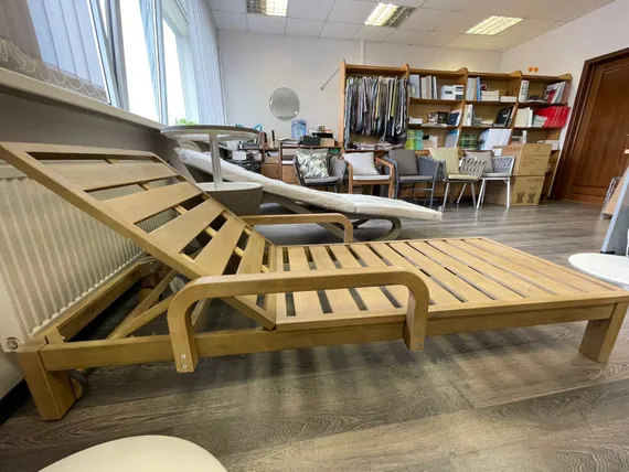 Шезлонг Rimini из массива акации с бежевым матрасом