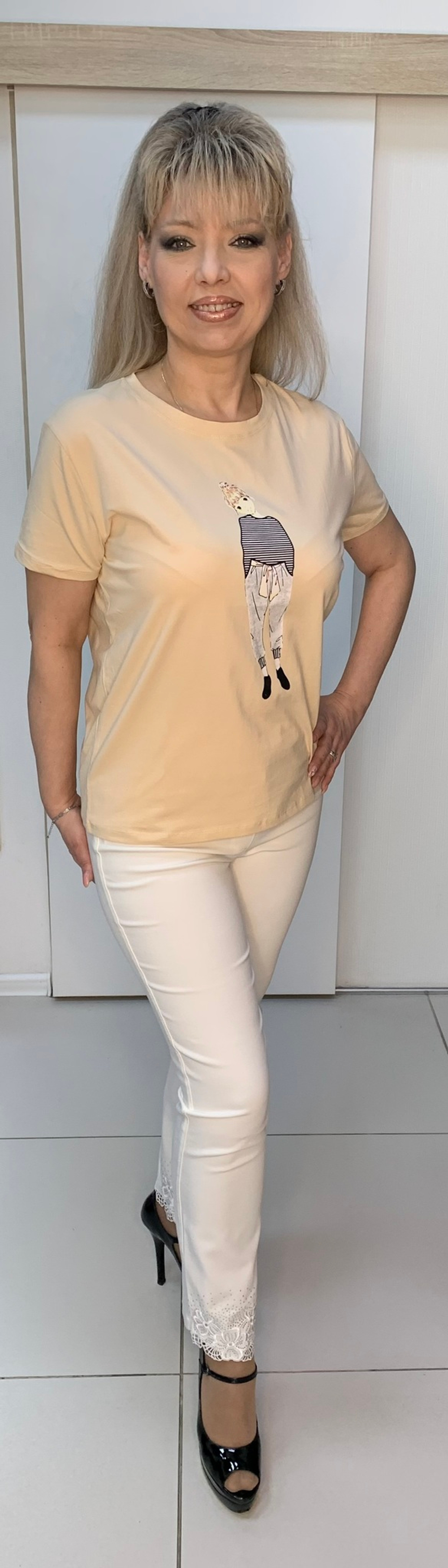 Белые брюки на резинке со стразовым украшением