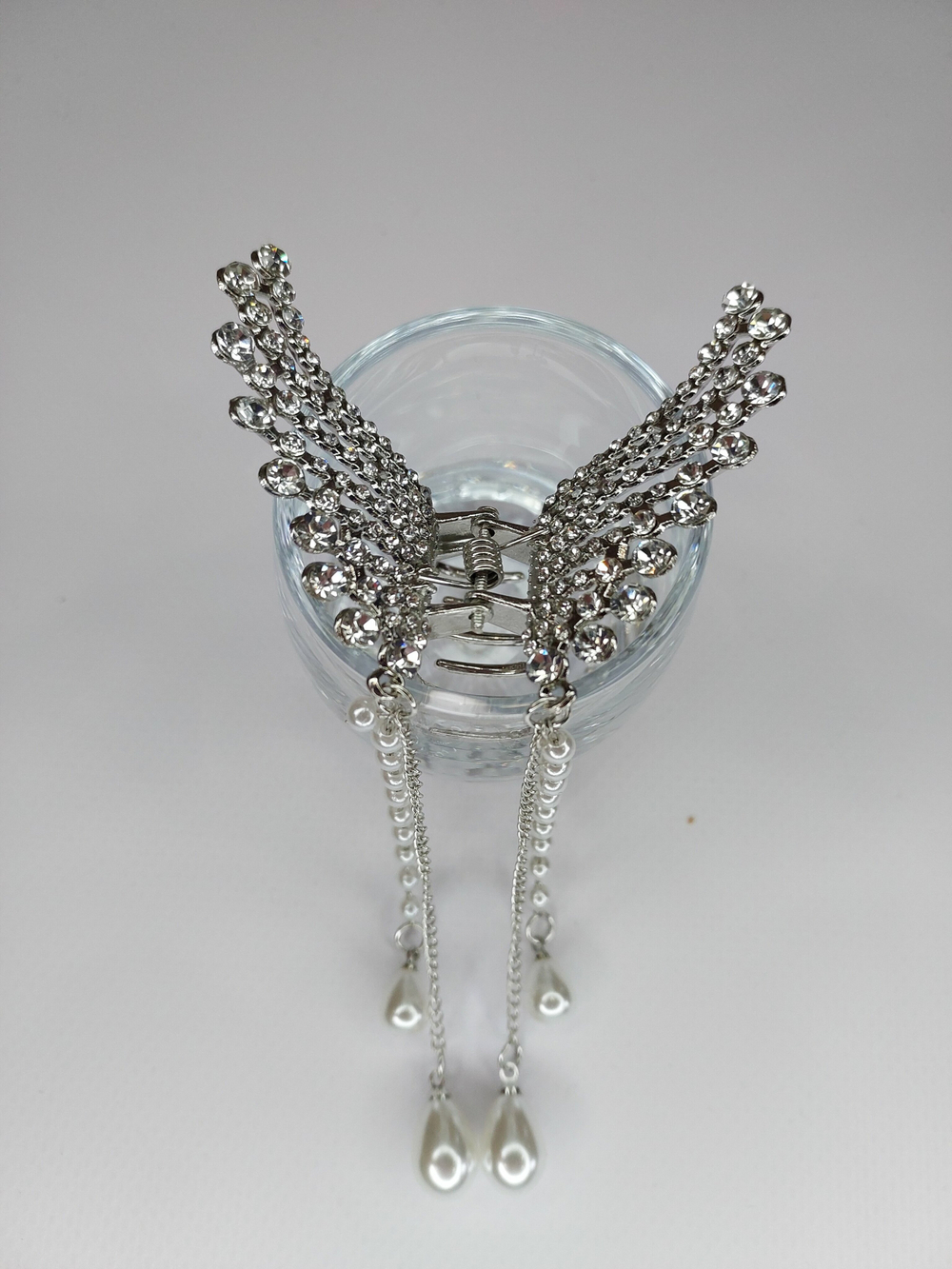 Заколка Краб. Бабочка  со стразами и жемчужными (имитация) подвесками. Цвет Серебро.