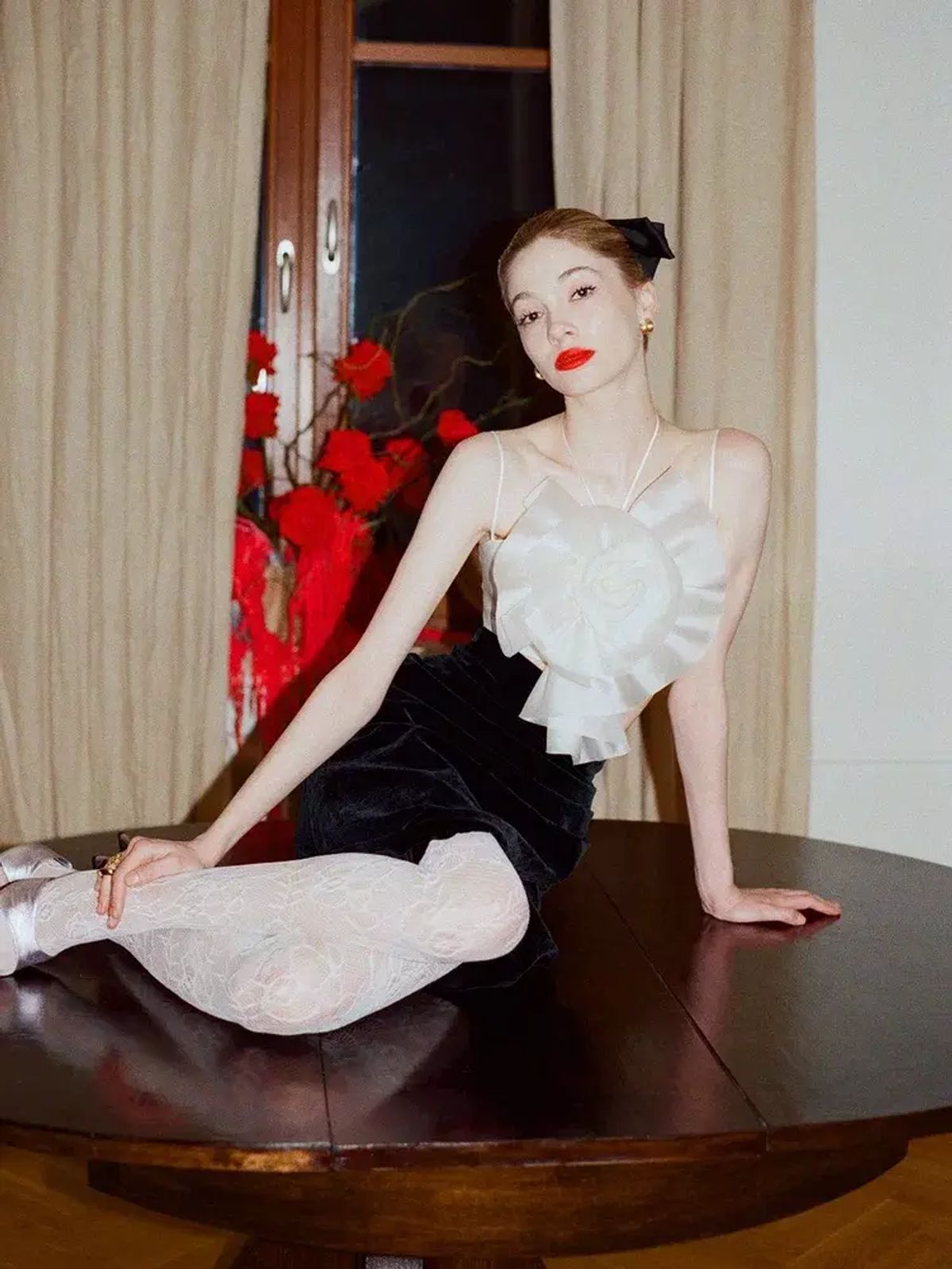 Топ укороченный из органзы с рюшами и декоративным цветком