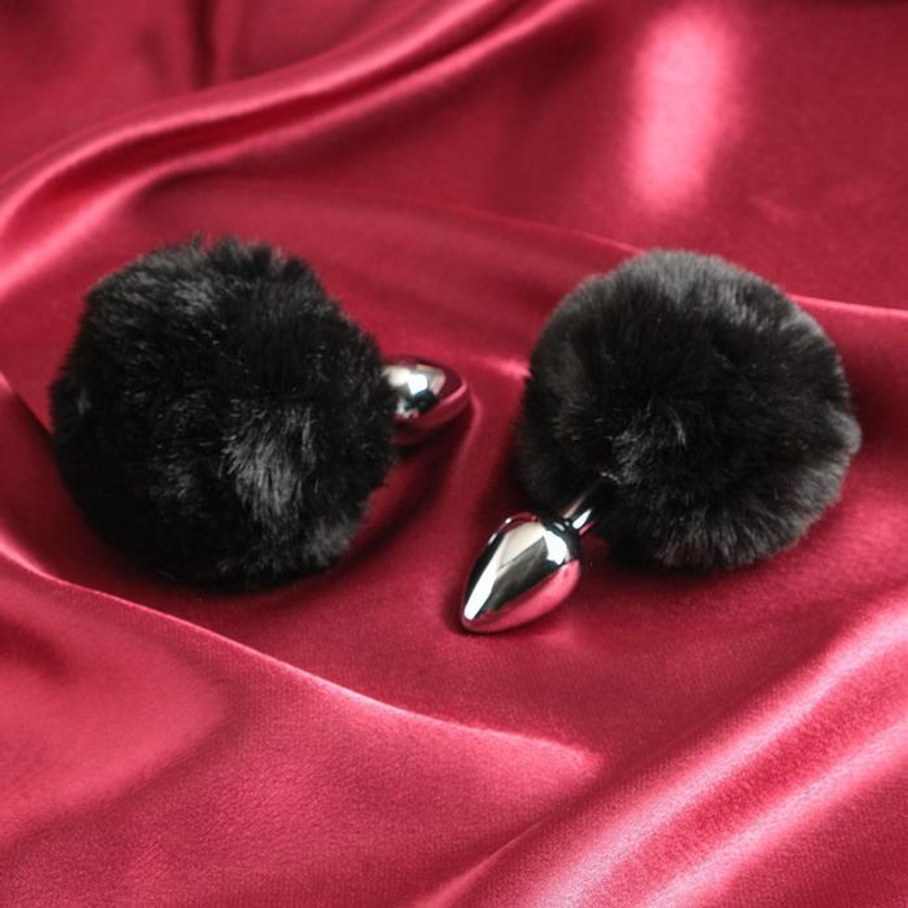 Серебристая анальная втулочка с черным хвостом