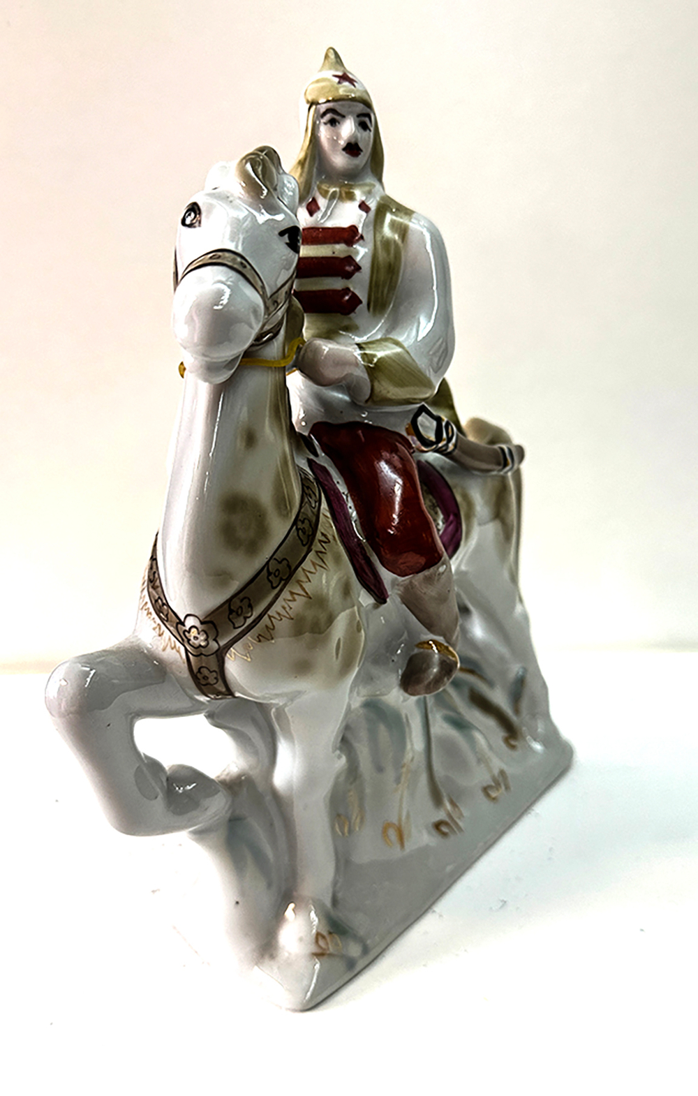 Красноармеец-буденовец на коне. 1970-е гг. Советский агитационный фарфор. ПЗХК