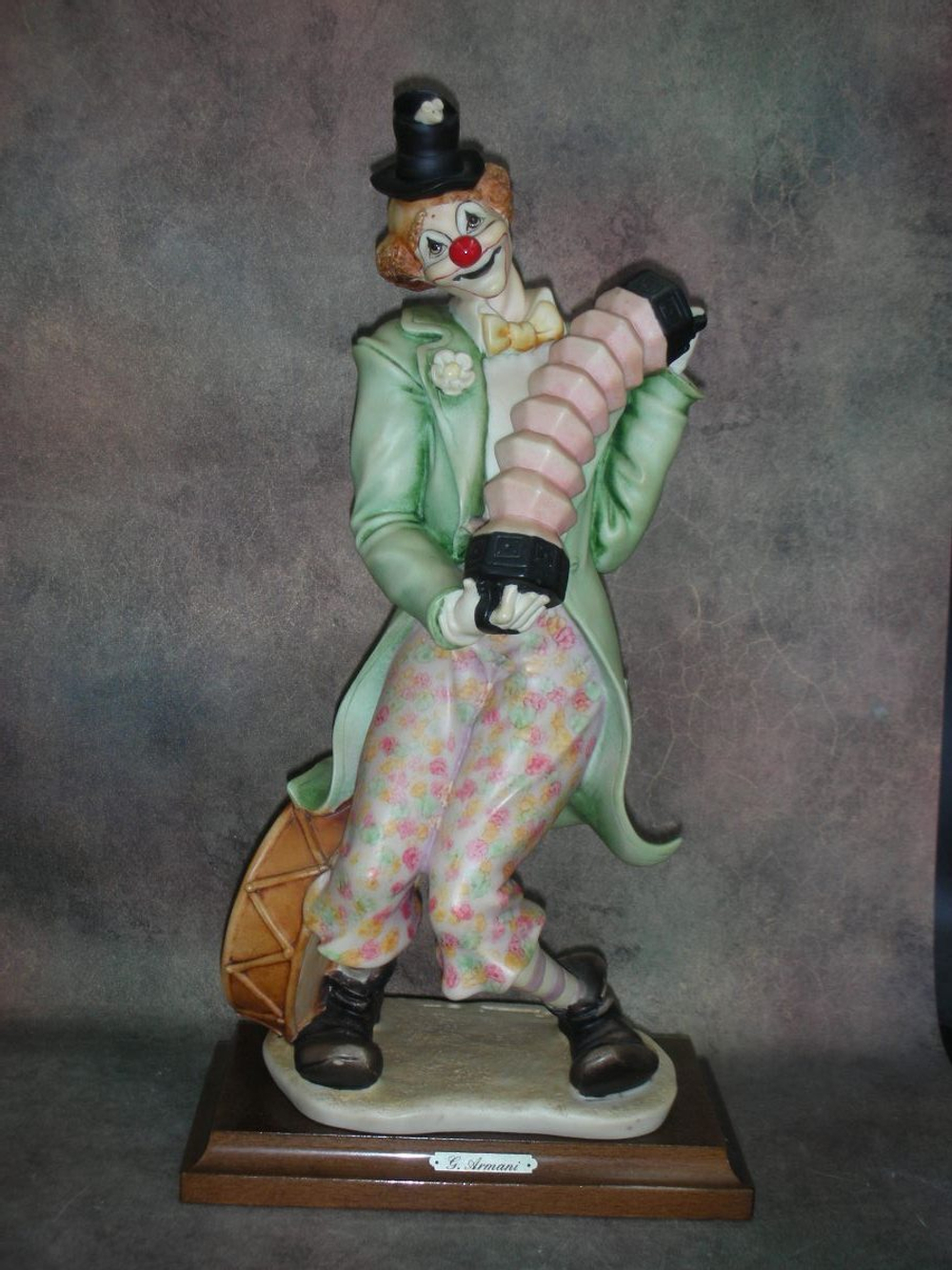 Статуэтка. Фарфор. Клоун с концертино и барабаном. Capodimonte. Италия